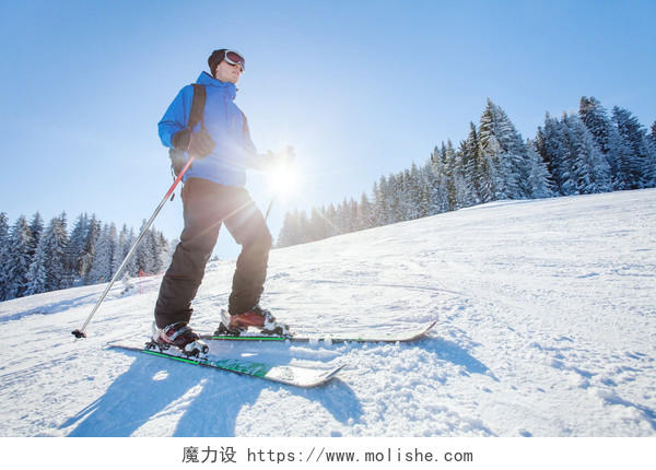 在滑雪斜坡上滑雪